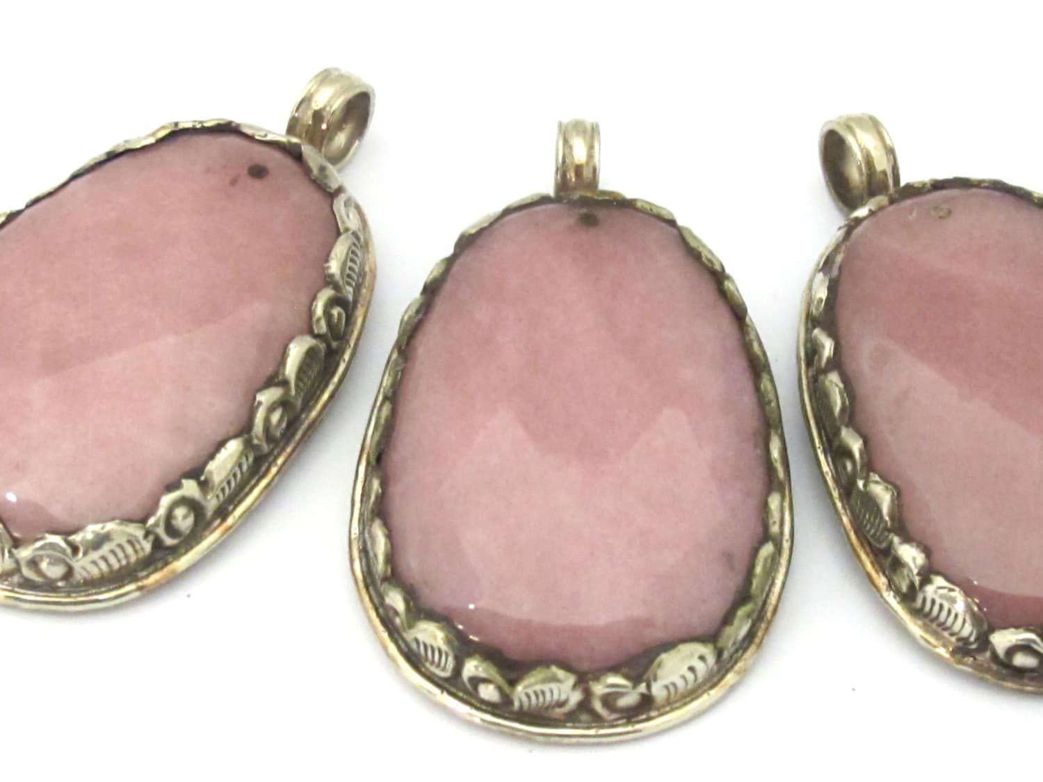 1 Pendant - Tibetan silver encased faceted light pink agate pendant with floral design from Nepal - PM461C