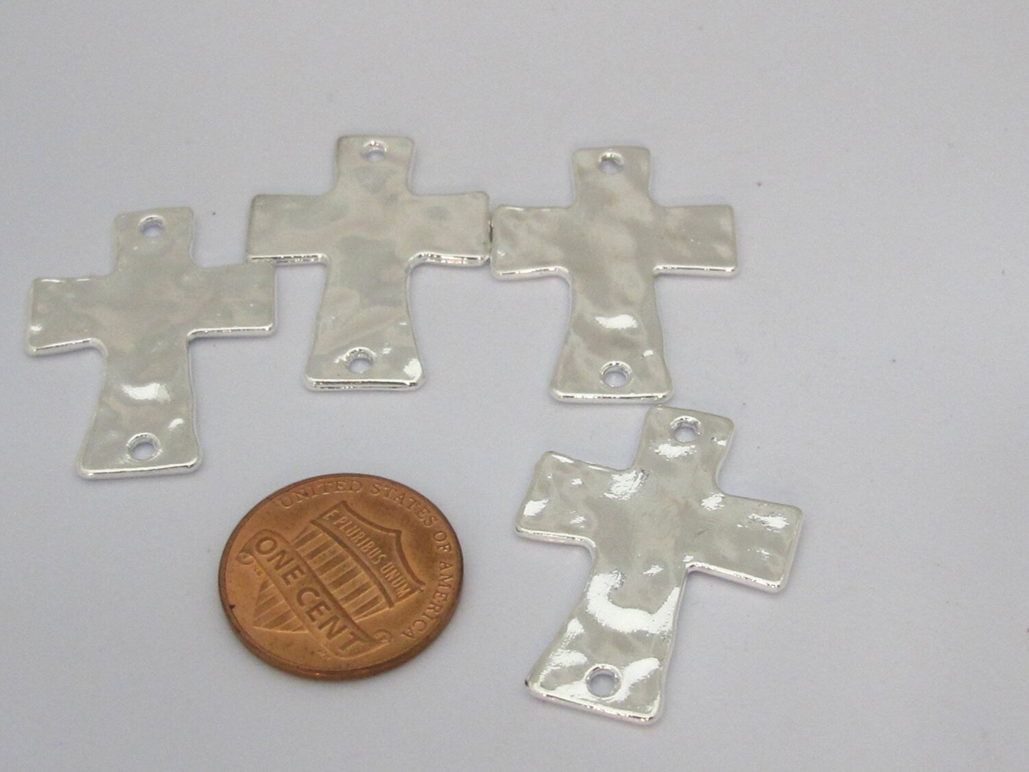 2 pieces - Bright silver color cross connector hammered charms bead - BD893