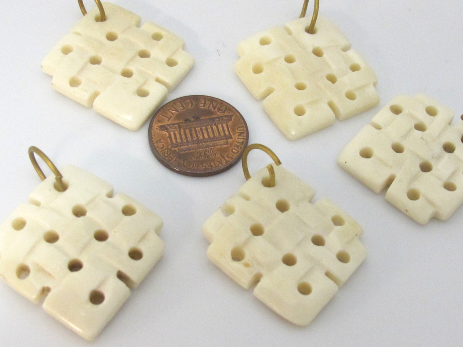 1 Pendant - Cream white color Tibetan endless infinity knot carved recycled cattle bone pendant - PB097