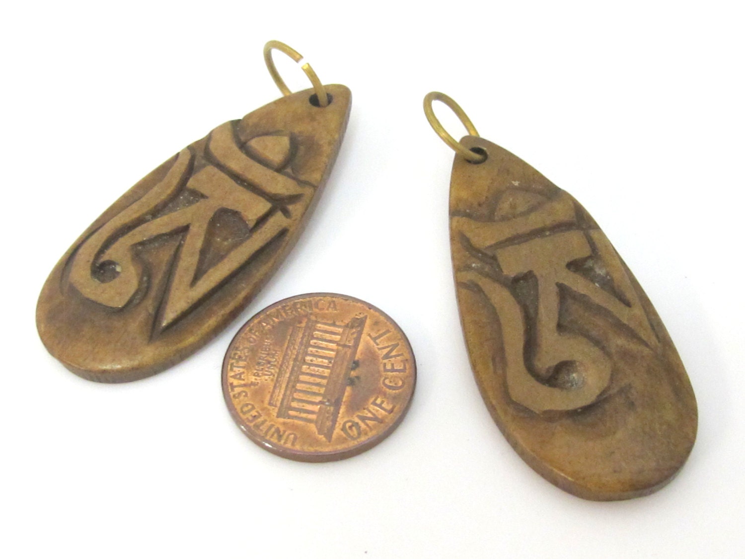 1 pendant - Tibetan pendant triangular drop shape carved Om recycled cattle bone pendant - PB099