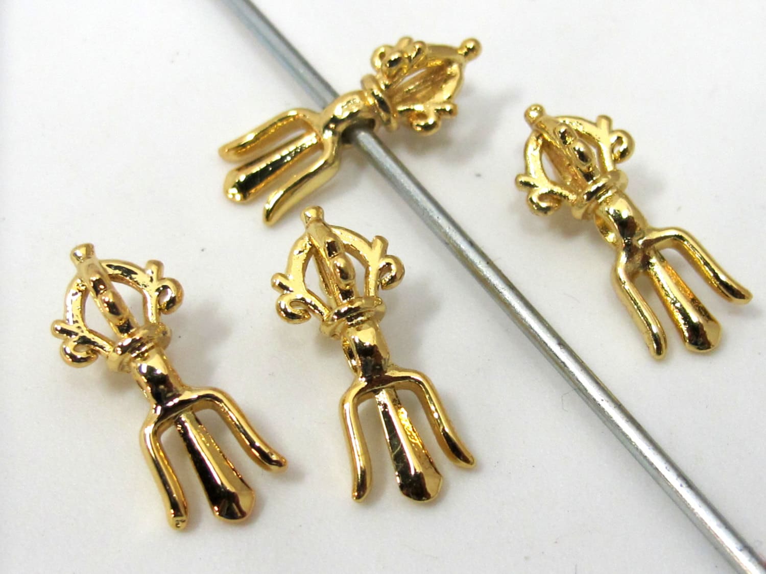4 BEADS - Small size Tibetan dorje trident gold tone plated vajra beads mala spacer charm - BD909