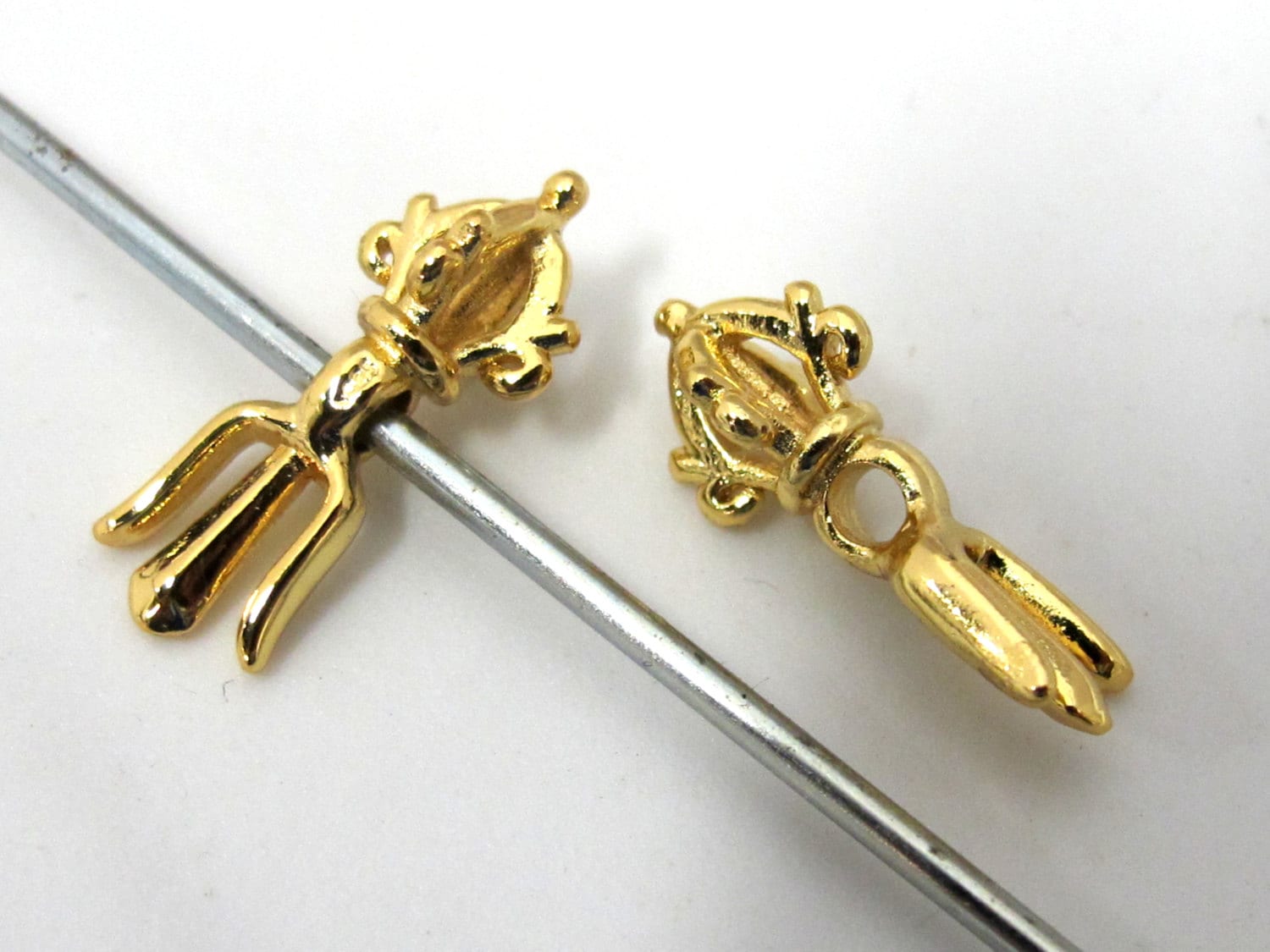4 BEADS - Small size Tibetan dorje trident gold tone plated vajra beads mala spacer charm - BD909