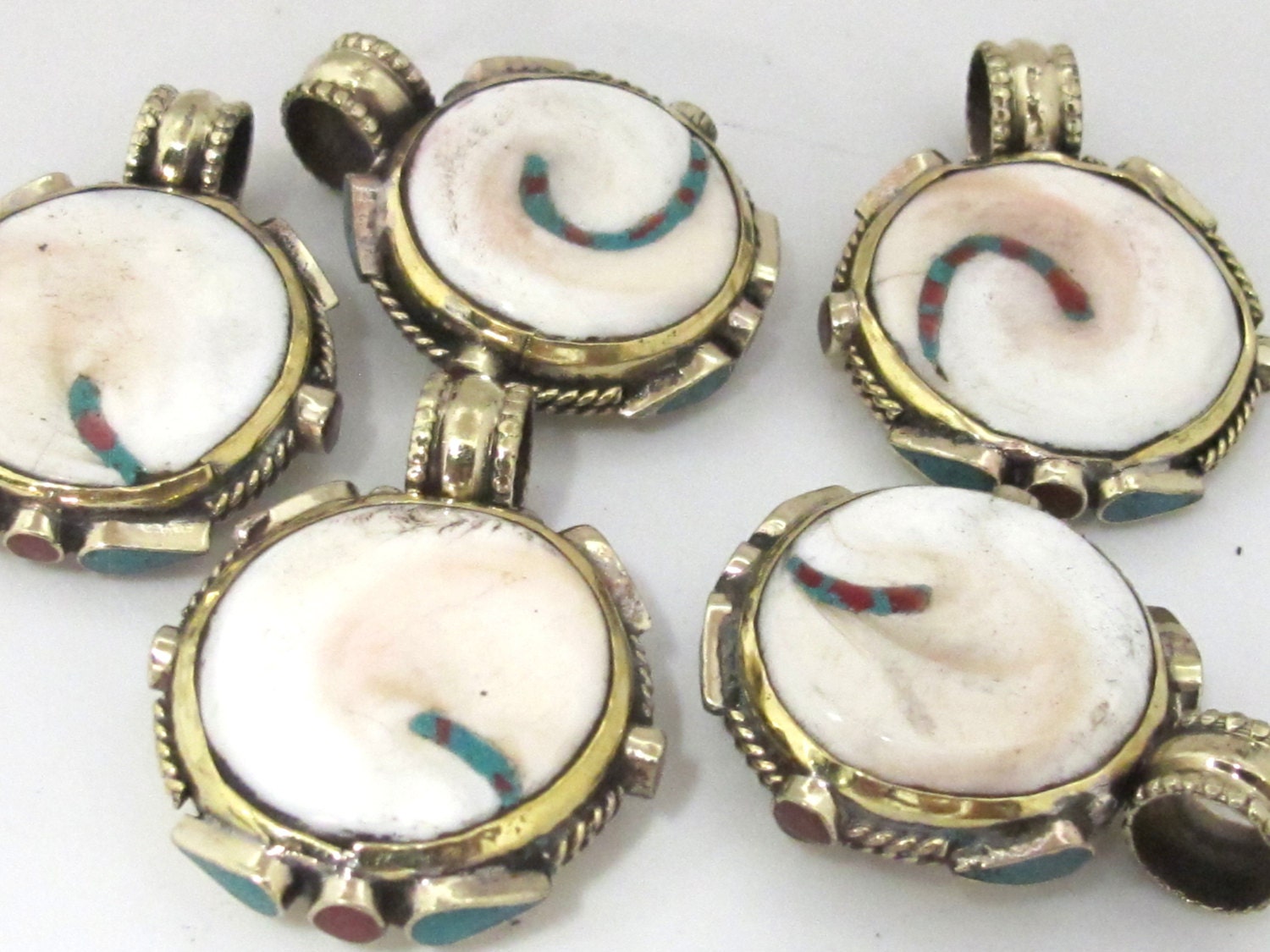 1 Pendant - Round oval shape Tibetan naga conch shell brass bail pendant with turquoise inlay - Nepal jewelry supply - PM489
