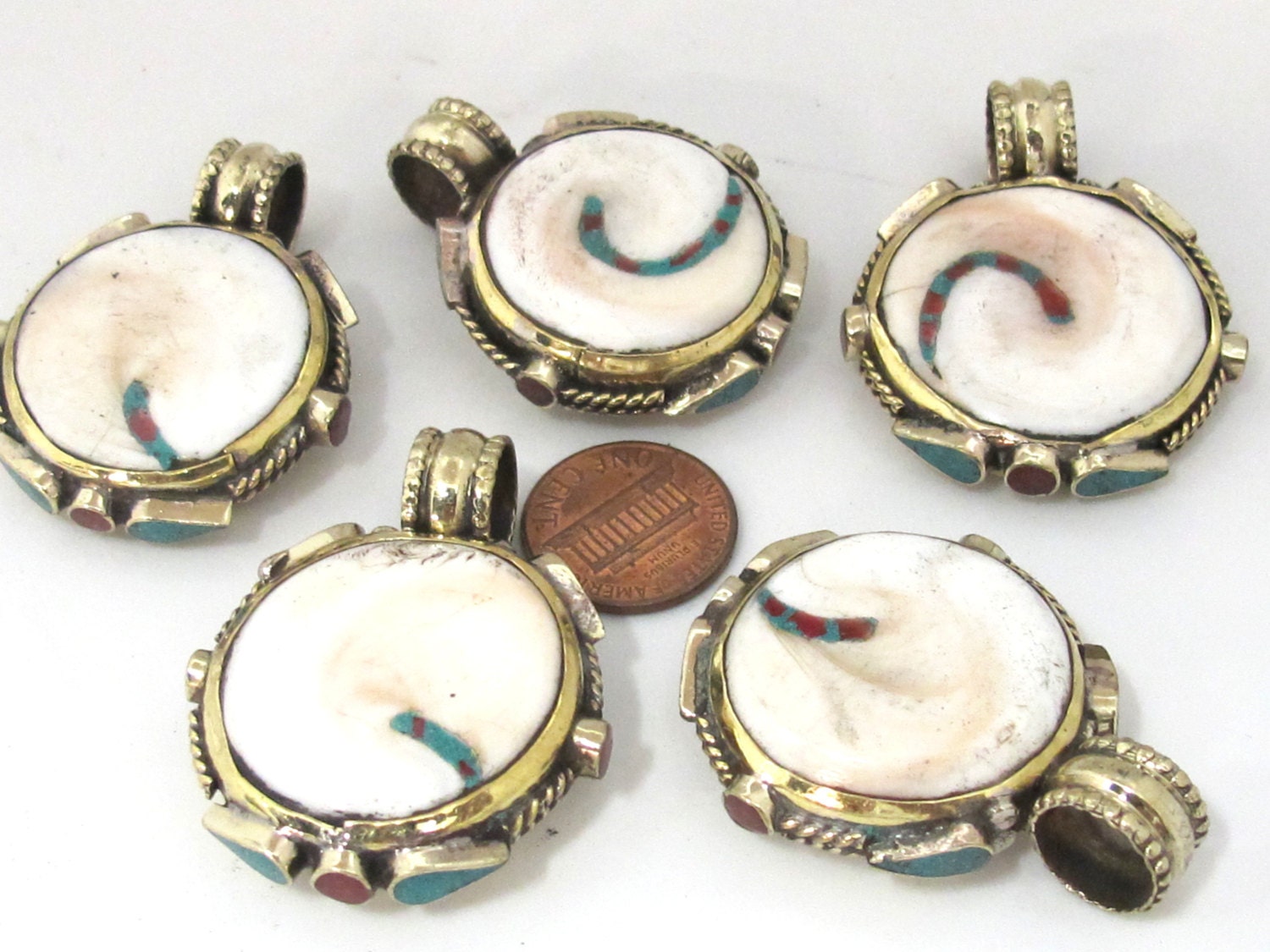 1 Pendant - Round oval shape Tibetan naga conch shell brass bail pendant with turquoise inlay - Nepal jewelry supply - PM489