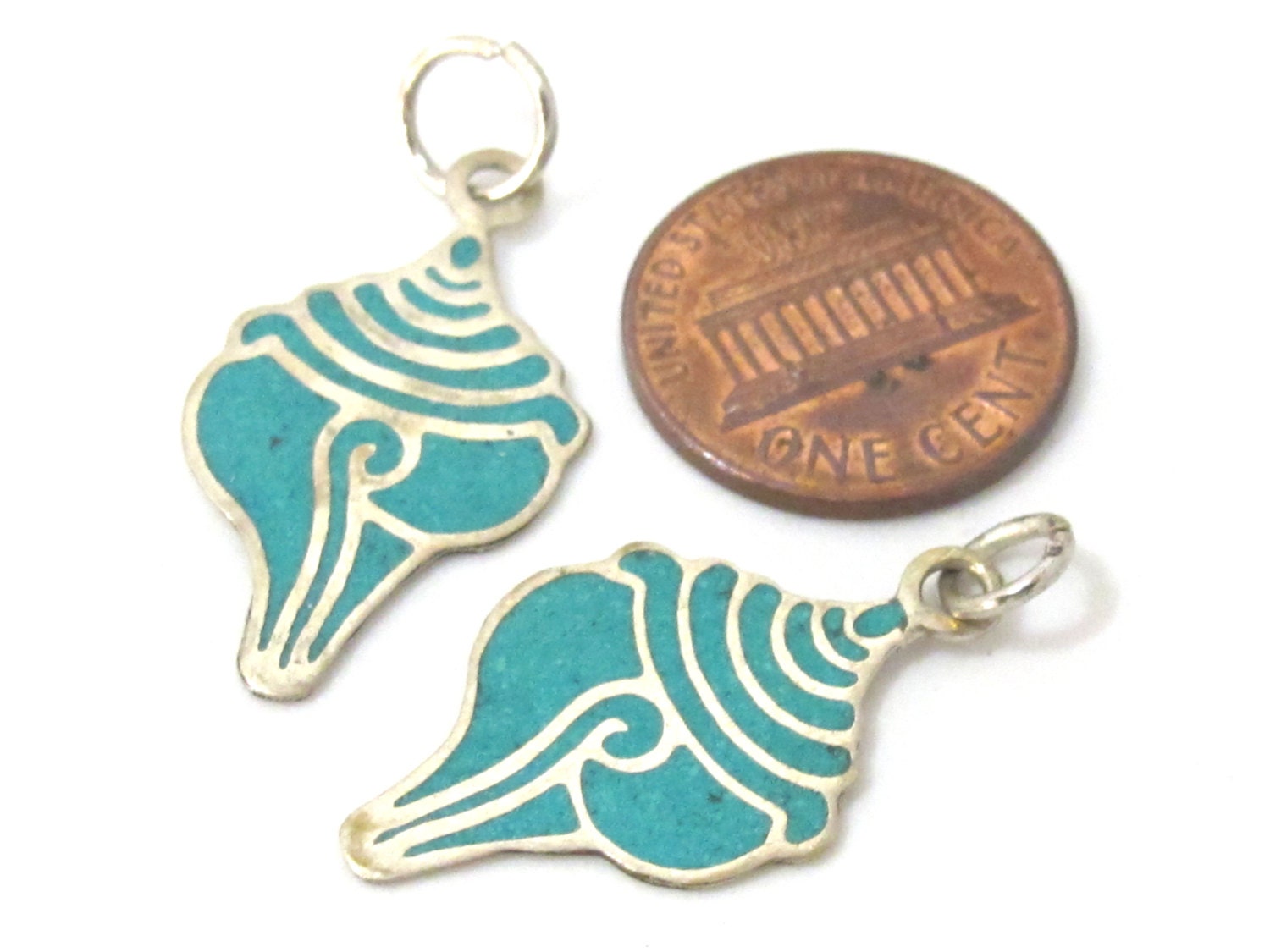 1 charm - Small size turquoise inlaid Tibetan conch shell shape pendant from Nepal - PM495A