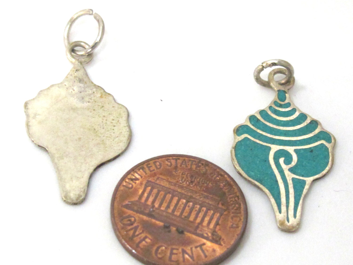 1 charm - Small size turquoise inlaid Tibetan conch shell shape pendant from Nepal - PM495A