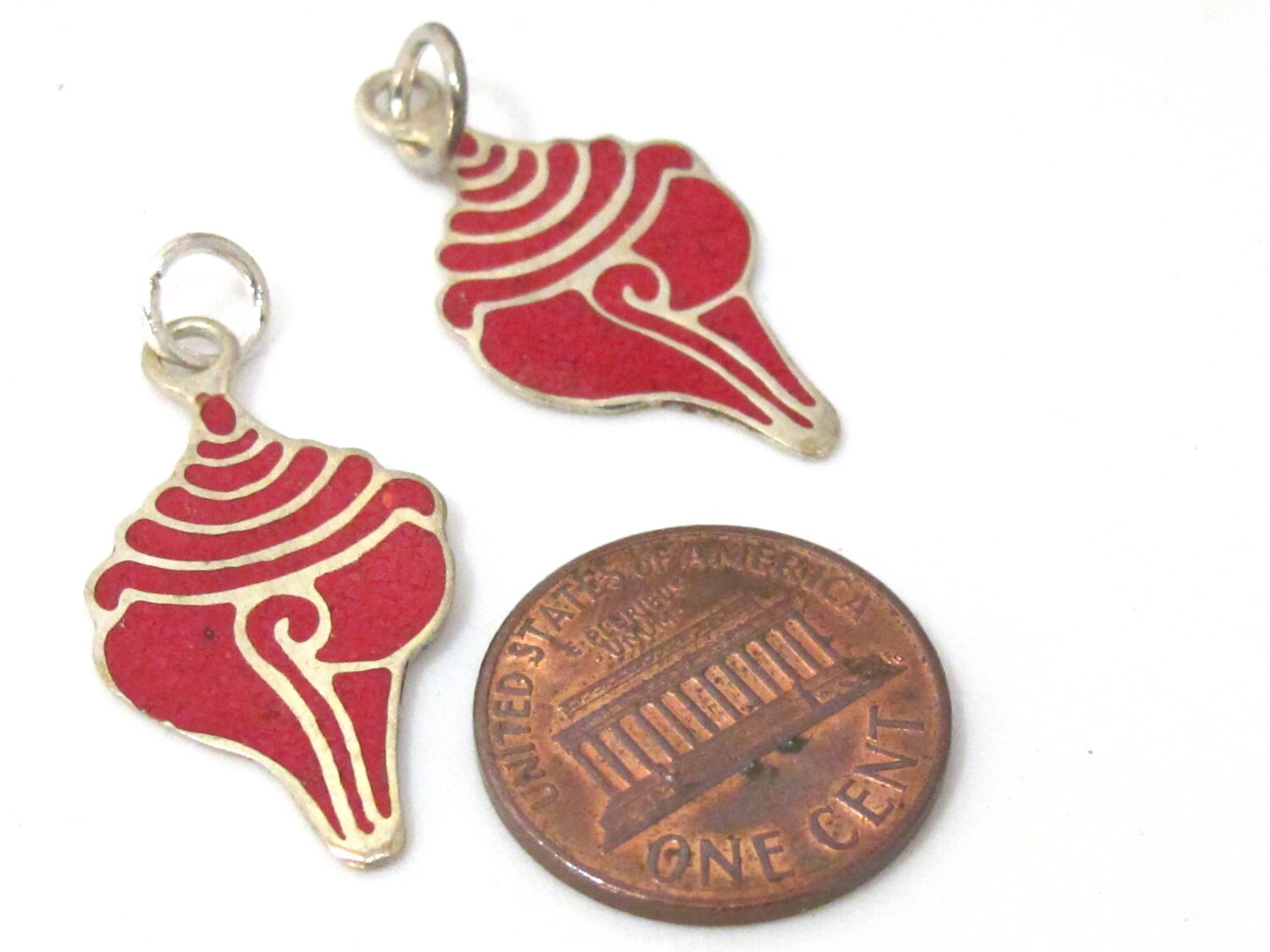 1 charm - Small size inlaid Tibetan conch shell shape pendant from Nepal - PM495B