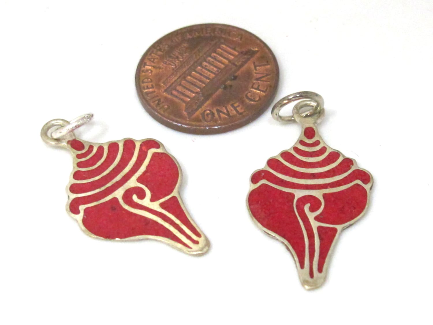 1 charm - Small size inlaid Tibetan conch shell shape pendant from Nepal - PM495B