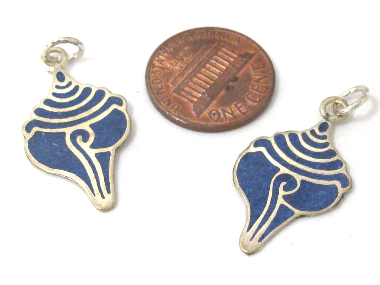 1 charm - Small size lapis inlaid Tibetan conch shell shape pendant from Nepal - PM495C