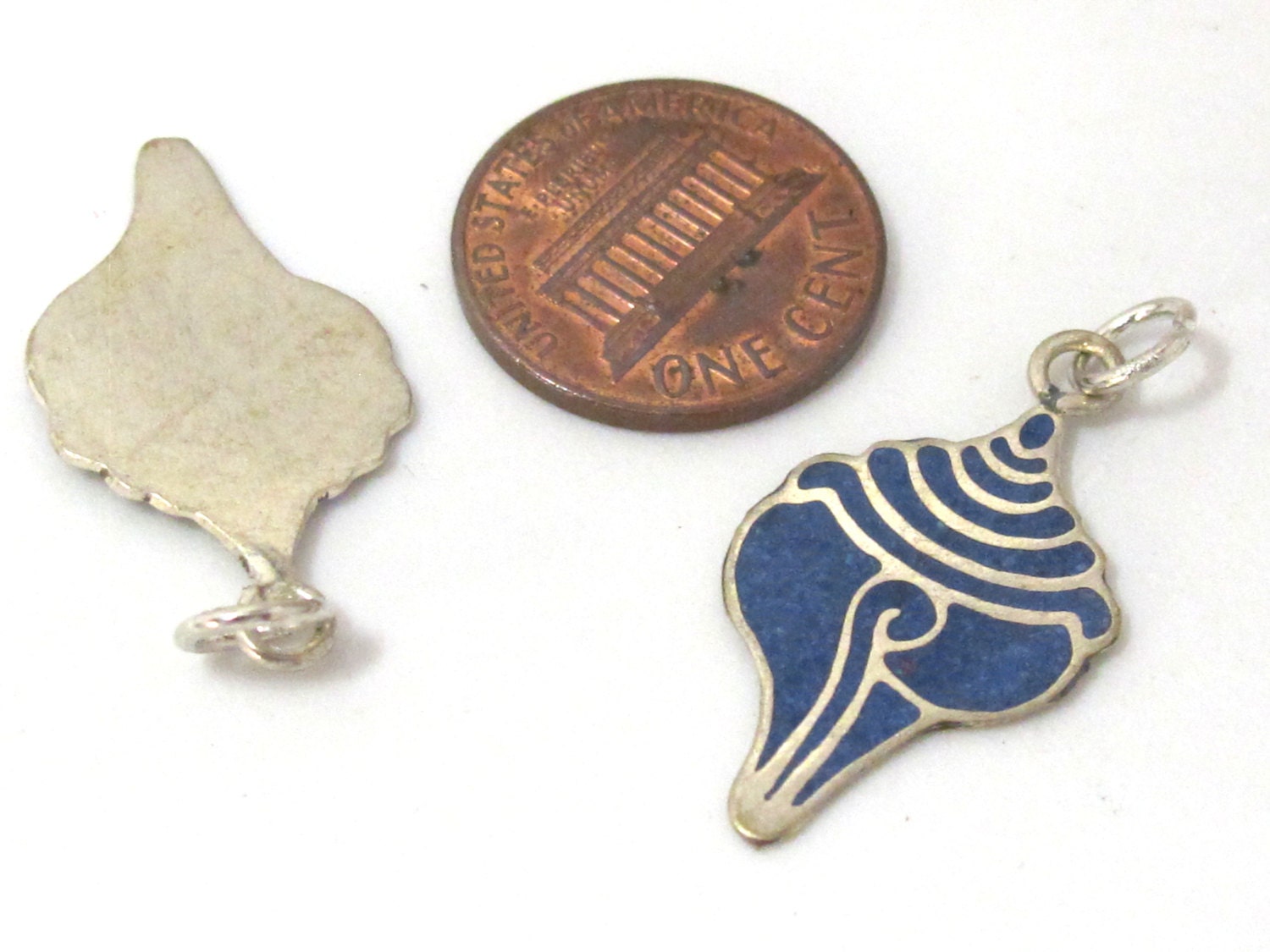 1 charm - Small size lapis inlaid Tibetan conch shell shape pendant from Nepal - PM495C