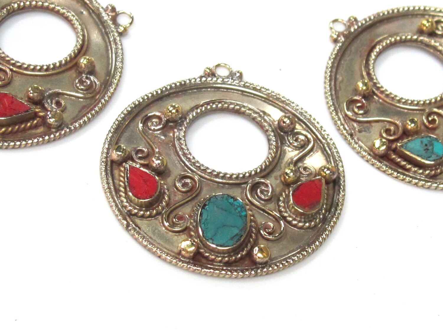 1 piece - Ethnic round disc Tibetan charm pendant with turquoise coral inlay - PM500C