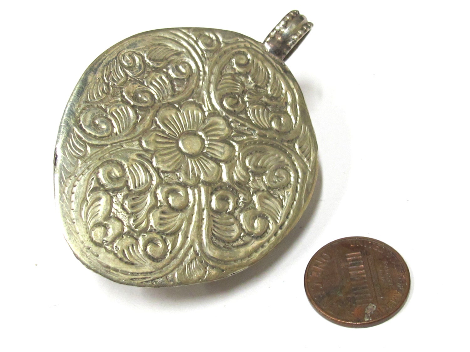 Tibetan silver Green Buddha pendant with floral design carving - PM272AC