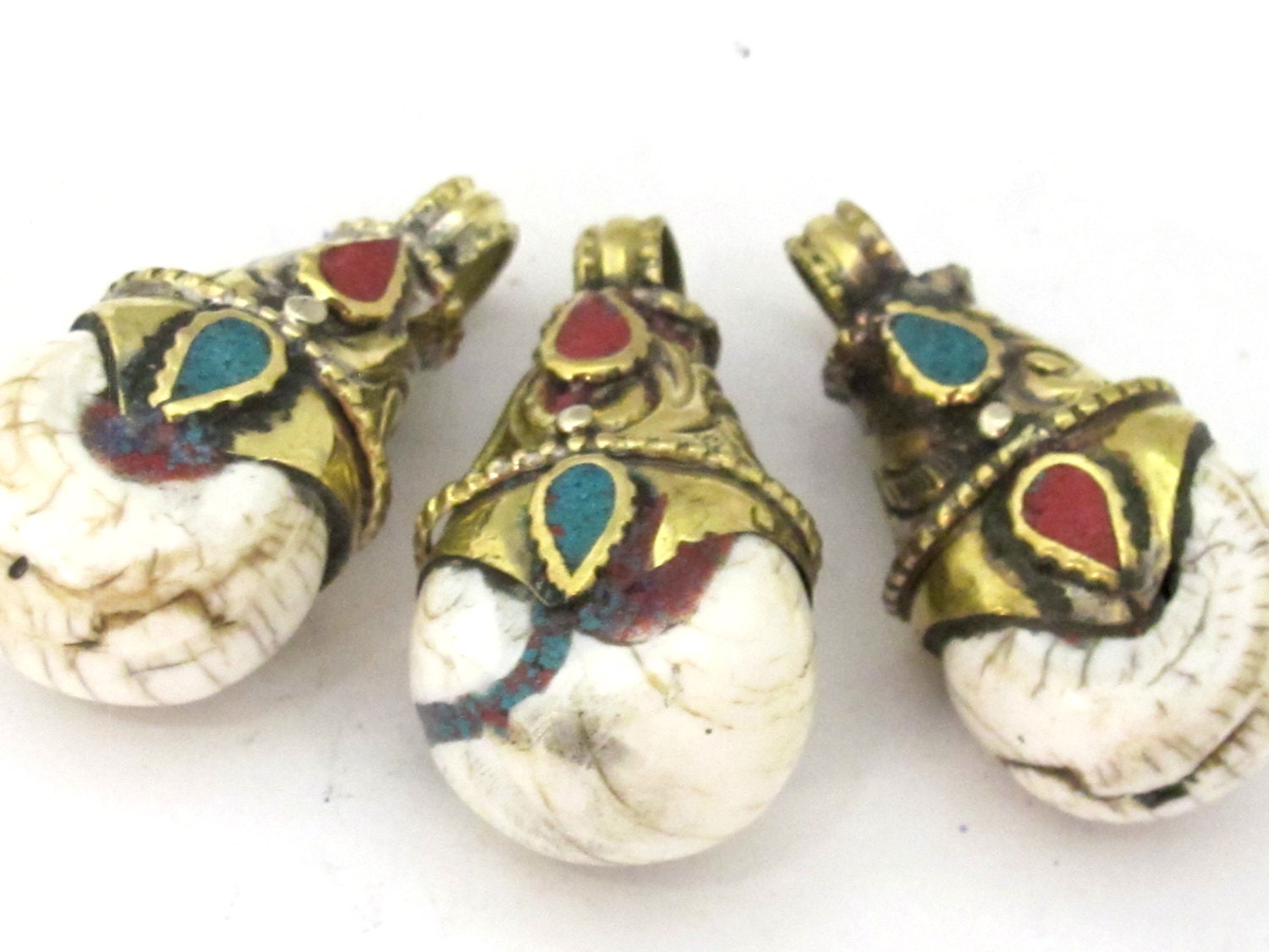 1 Pendant - Nepalese Brass capped naga conch shell drop pendant with turquoise coral inlay - PM487