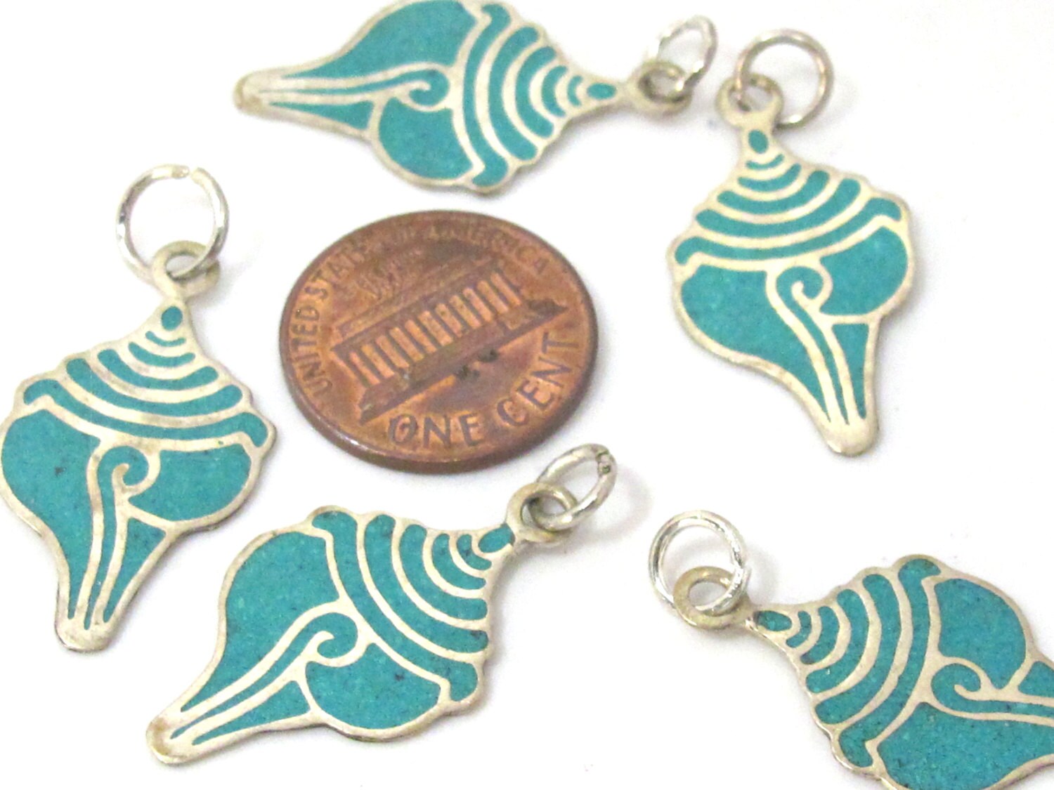1 charm - Small size turquoise inlaid Tibetan conch shell shape pendant from Nepal - PM495A