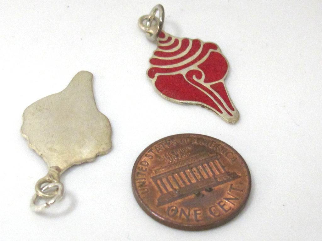 1 charm - Small size inlaid Tibetan conch shell shape pendant from Nepal - PM495B