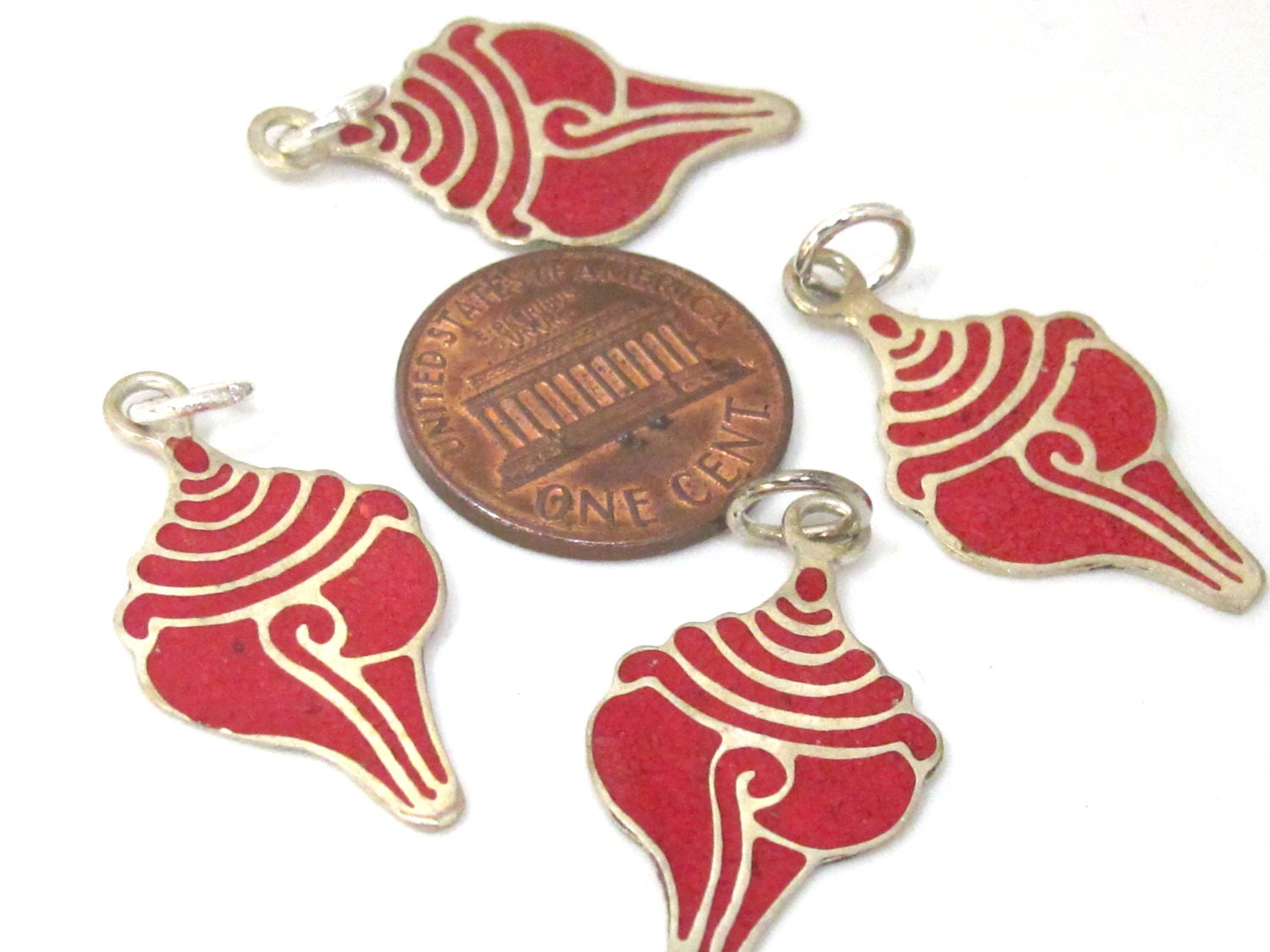 1 charm - Small size inlaid Tibetan conch shell shape pendant from Nepal - PM495B