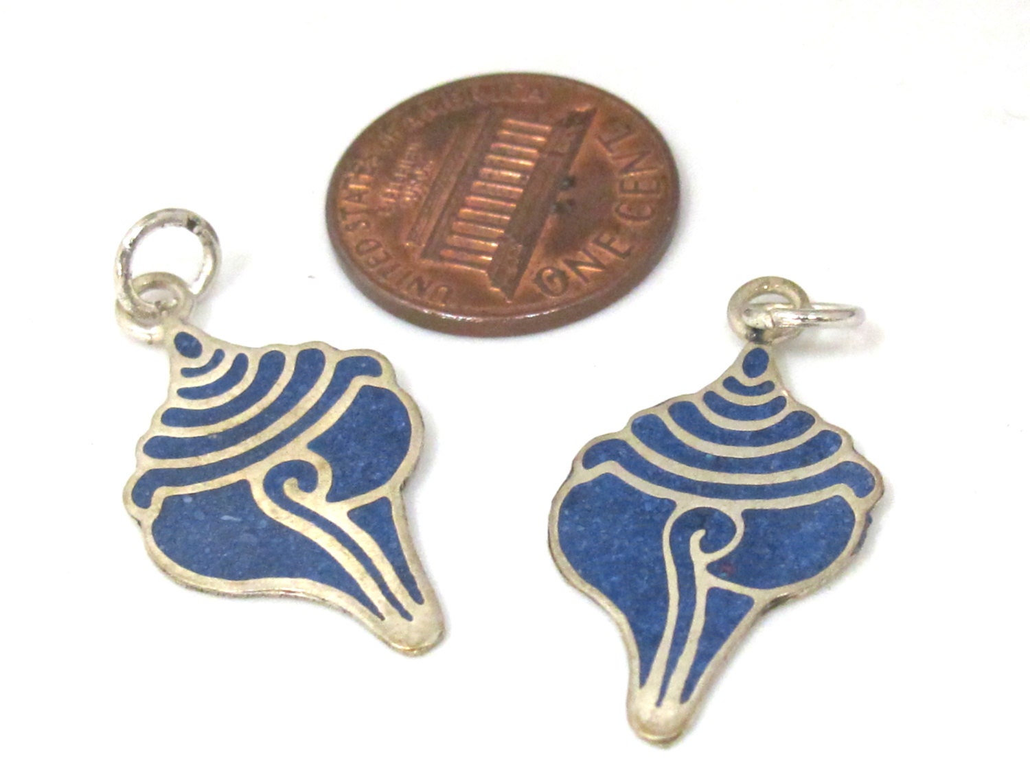 1 charm - Small size lapis inlaid Tibetan conch shell shape pendant from Nepal - PM495C