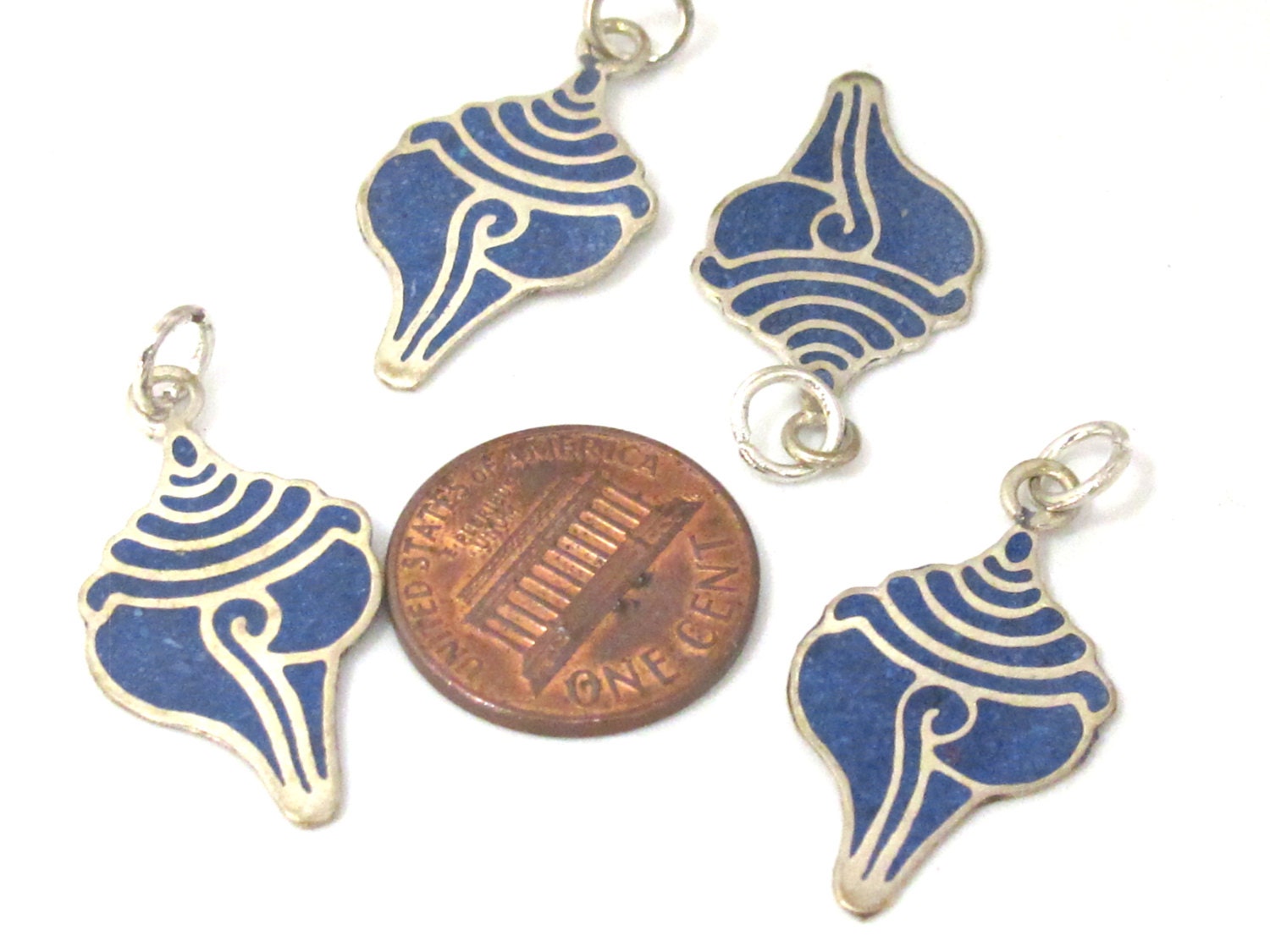 1 charm - Small size lapis inlaid Tibetan conch shell shape pendant from Nepal - PM495C