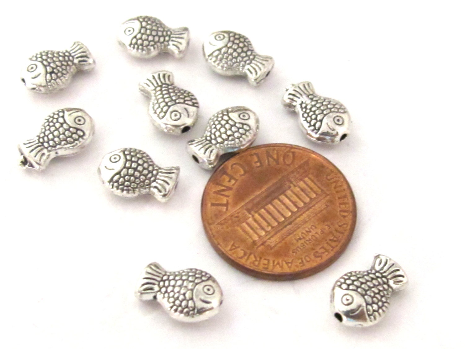 8 Beads - Cute small size fish beads antiqued silver tone - BD915