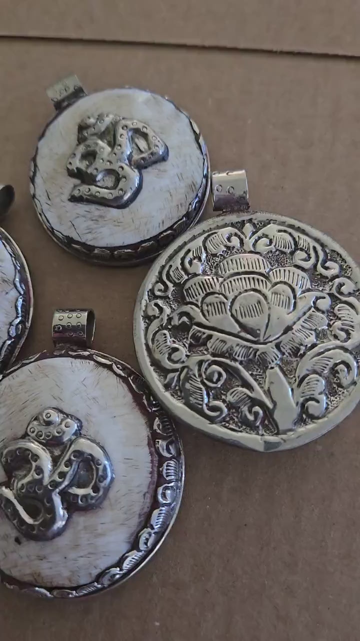 1 Tibetan Conch Shell Pendant with Om – Nepal Tribal Naga Jewelry Amulet – mix Floral Bird Design PM004T