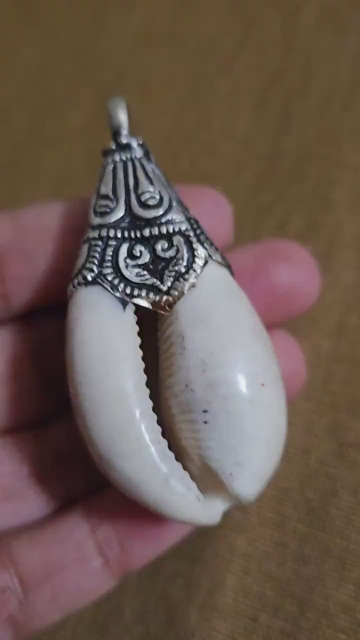 Large Tibetan Silver Capped Cowrie Shell Pendant – Lotus Floral Design – Ethnic Boho Tribal Jewelry Supply – Natural Shell Pendant PM438A5