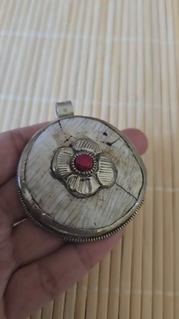 1 pendant - Ethnic Tibetan silver naga conch shell  pendant with coral inlay and floral carving on reverse side  - PM586A