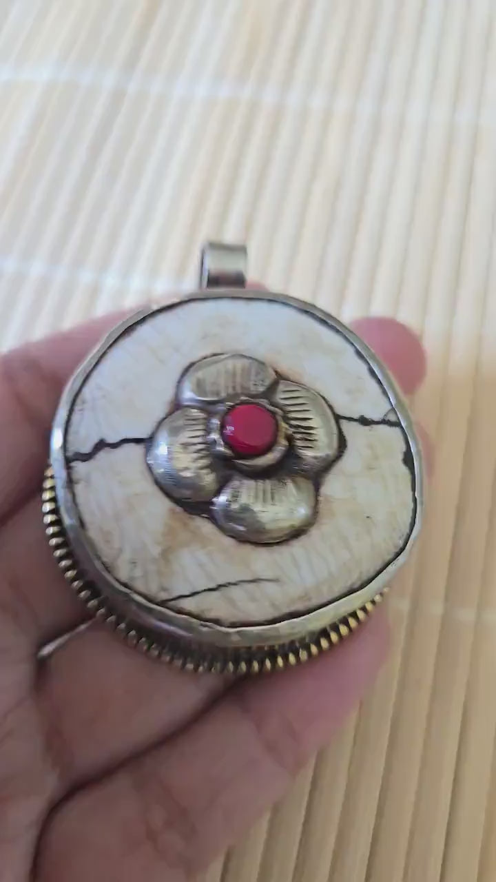 1 pendant - Ethnic Tibetan silver naga conch shell  pendant with coral inlay and floral carving on reverse side  - PM586G