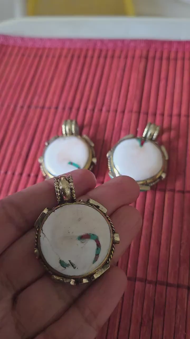 1 Pendant - Round oval shape Tibetan naga conch shell brass bail pendant with turquoise  inlay -  Nepal jewelry supply - PM489